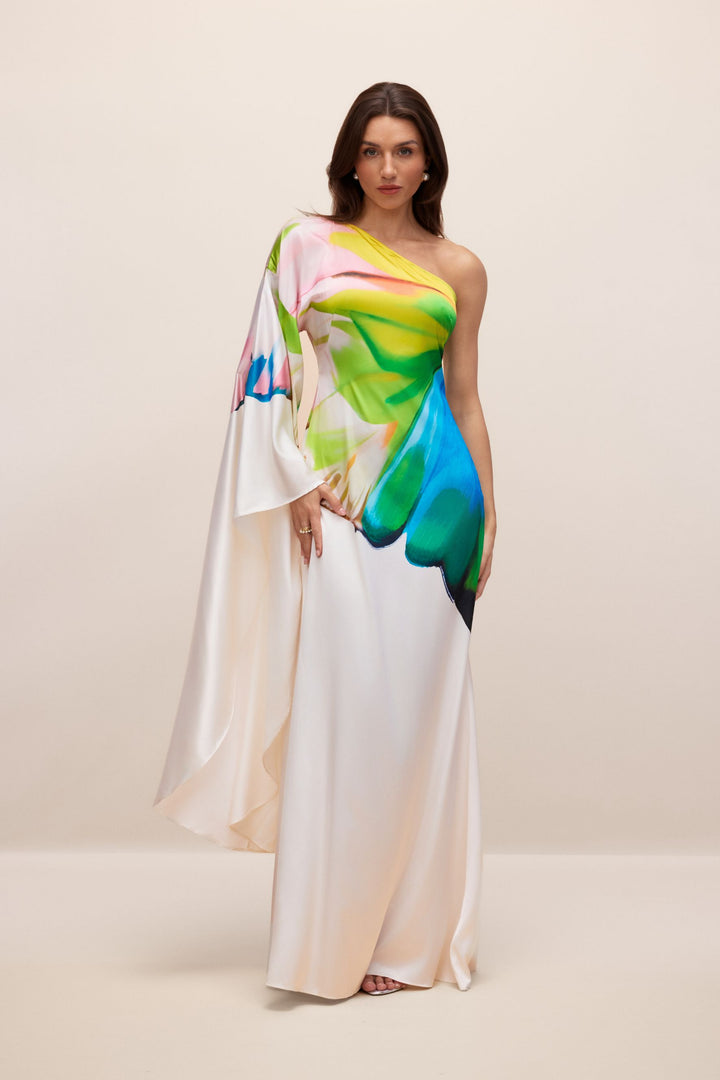 Bernice bedrucktes One-Shoulder-Maxikleid, das auf einem Model getragen wird - KYMA