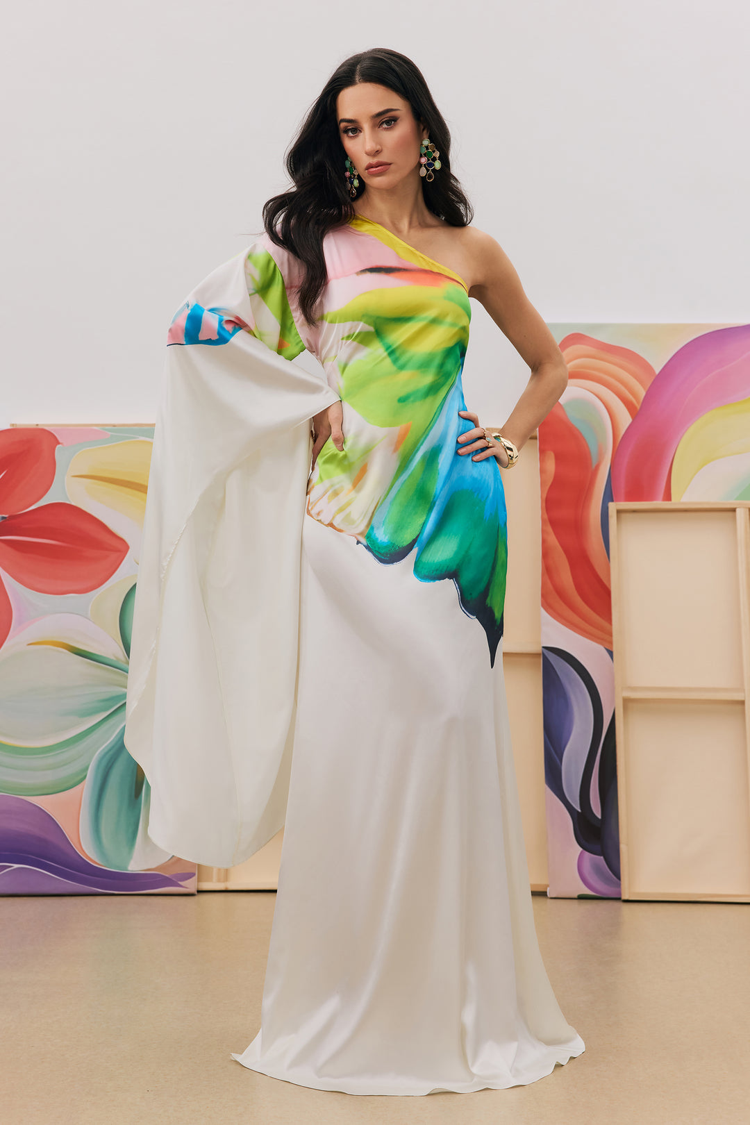 Bernice Maxikleid in einer entspannten Pose - KYMA
