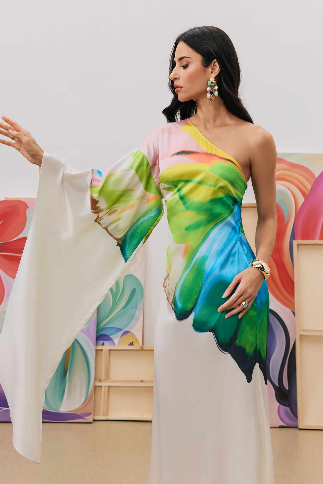 Bernice elegantes Maxikleid mit Print und einem Ärmel – KYMA
