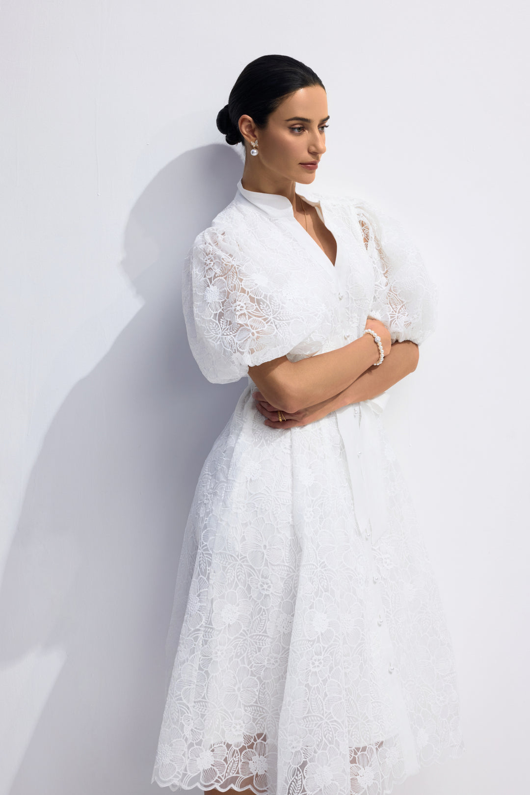 Das Kleid mit Hemdkragen und Perlmuttknöpfen - KYMA