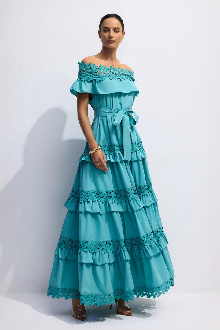 Beth schulterfreies Maxikleid mit Stufenrock – KYMA