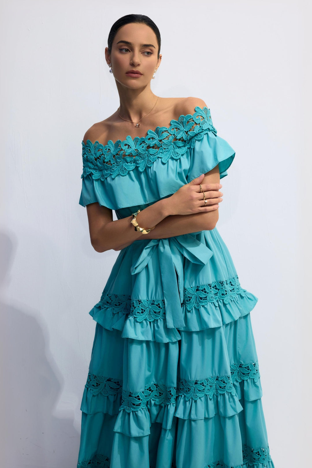 Detailansicht des Stufenrocks am Beth Maxikleid – KYMA