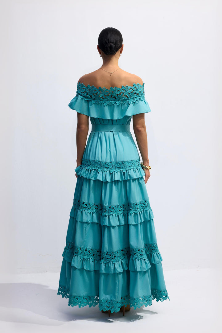 Model trägt das Beth schulterfreie Maxikleid – KYMA