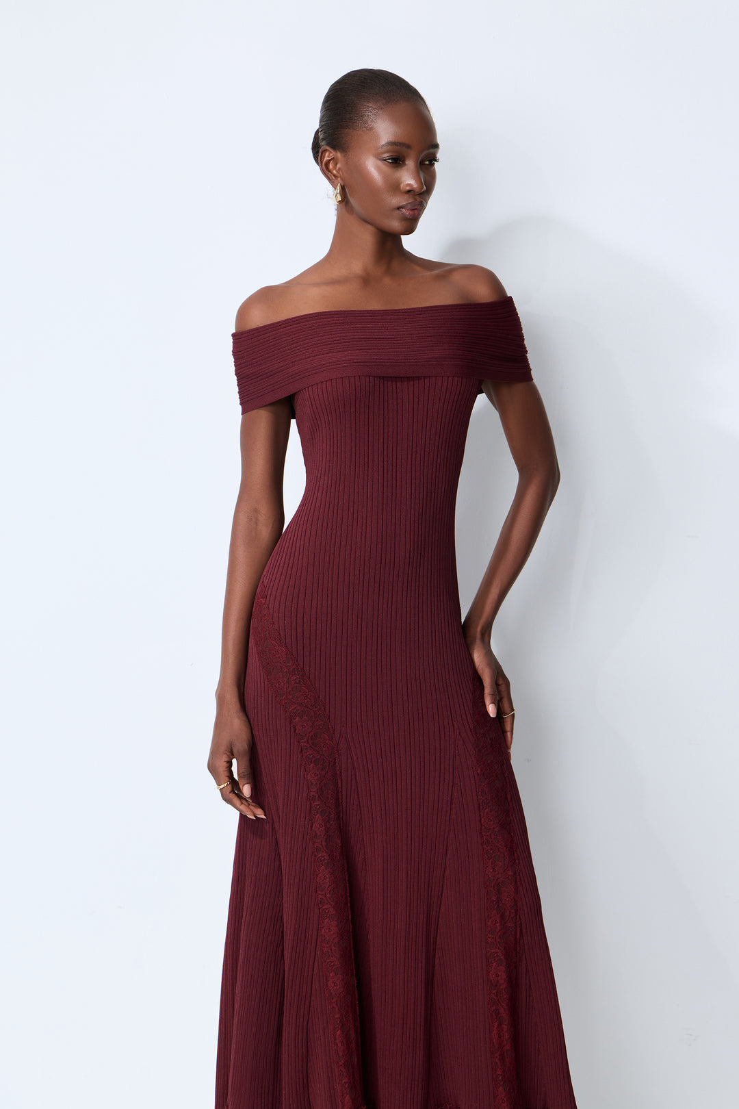 Burgundrot schulterfreies Strick-Midi-Kleid mit Spitzensaum Detail 7