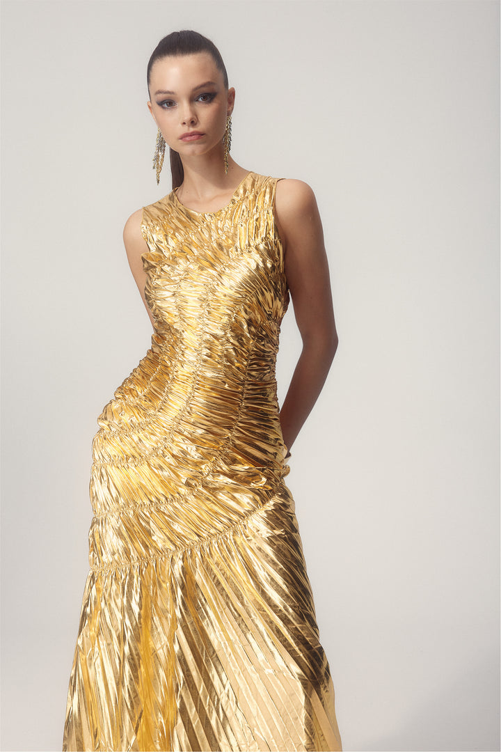 Seitenansicht des eleganten Camila Kleides, KYMA