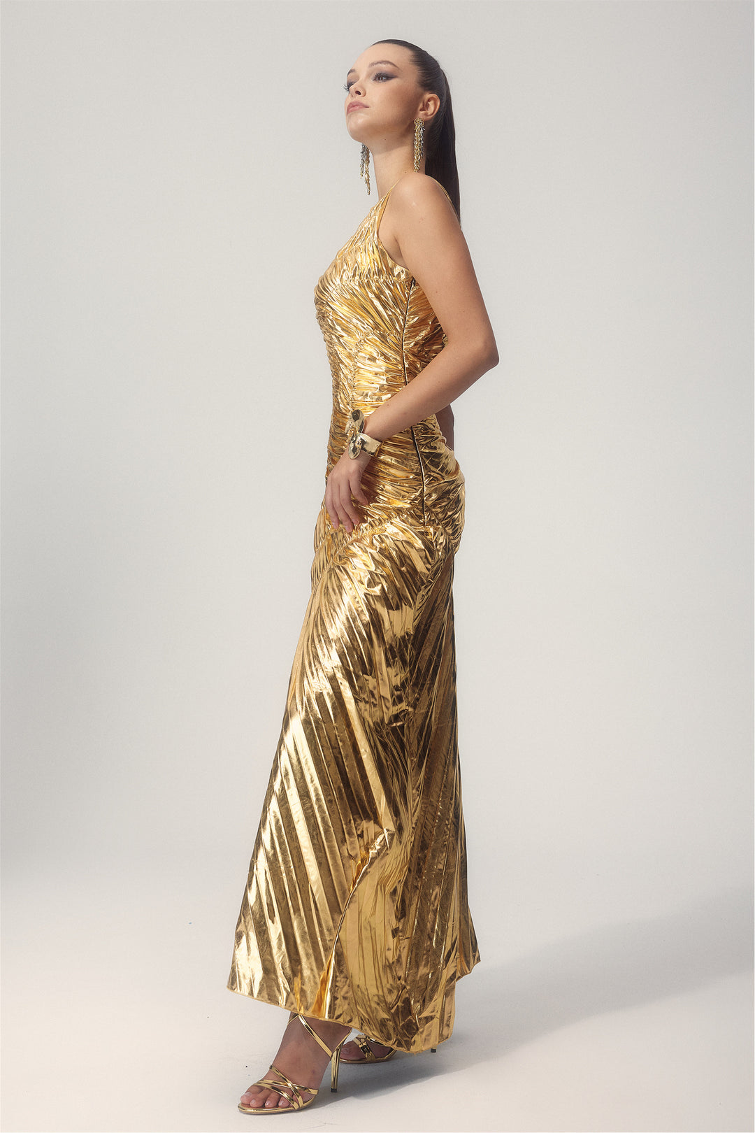 Model trägt das schimmernde Plisseekleid auf einer Party, KYMA