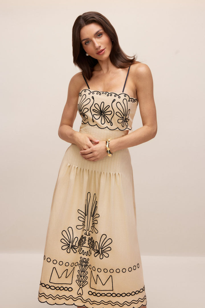 Abstrakte Stickerei auf dem Midi-Kleid