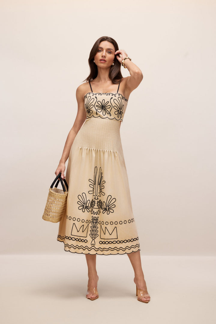 Model trägt das Midi-Kleid in natürlicher Umgebung
