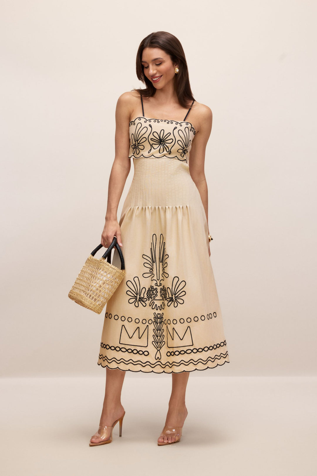 Modell trägt das Caroline Midikleid in voller Länge - KYMA