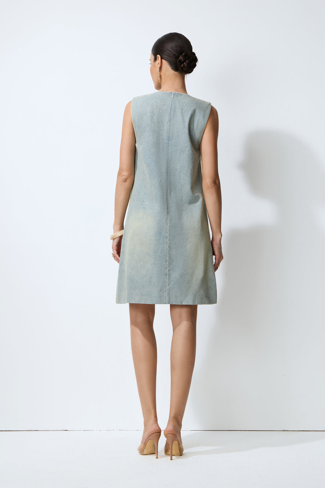 V-Ausschnitt des blauen Kleides – KYMA