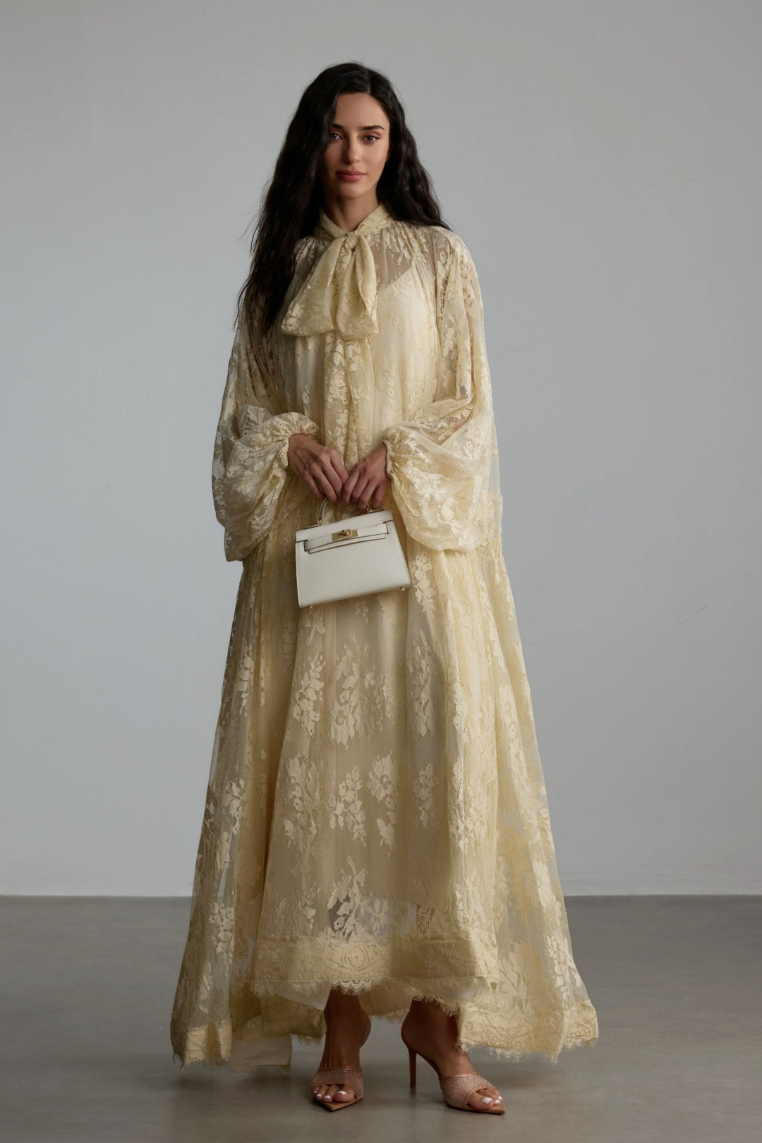 Catharine Florales Spitzen-Maxikleid Vorderansicht - KYMA