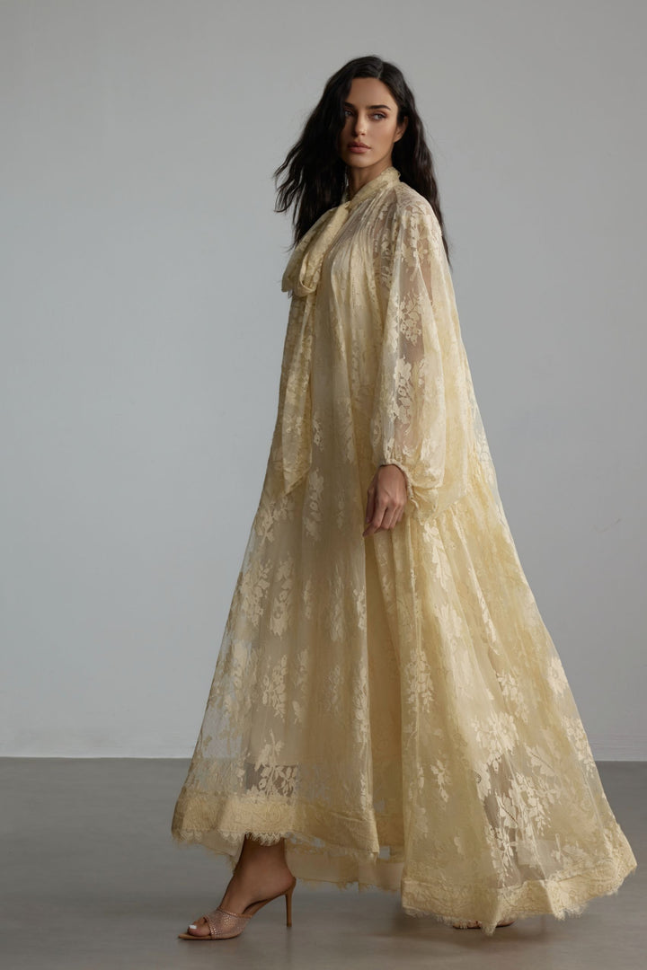 Catharine Florales Spitzen-Maxikleid Detail Ausschnitt - KYMA