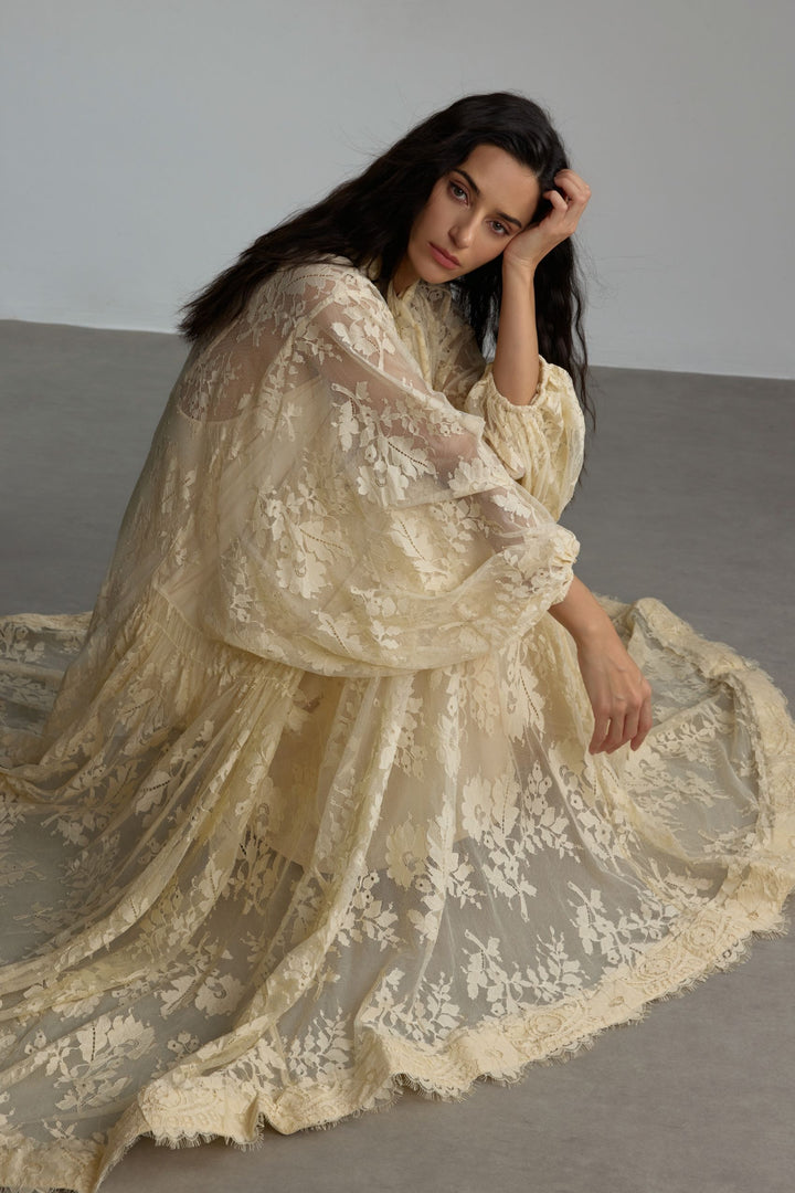 Catharine Florales Spitzen-Maxikleid Modelansicht 2 - KYMA