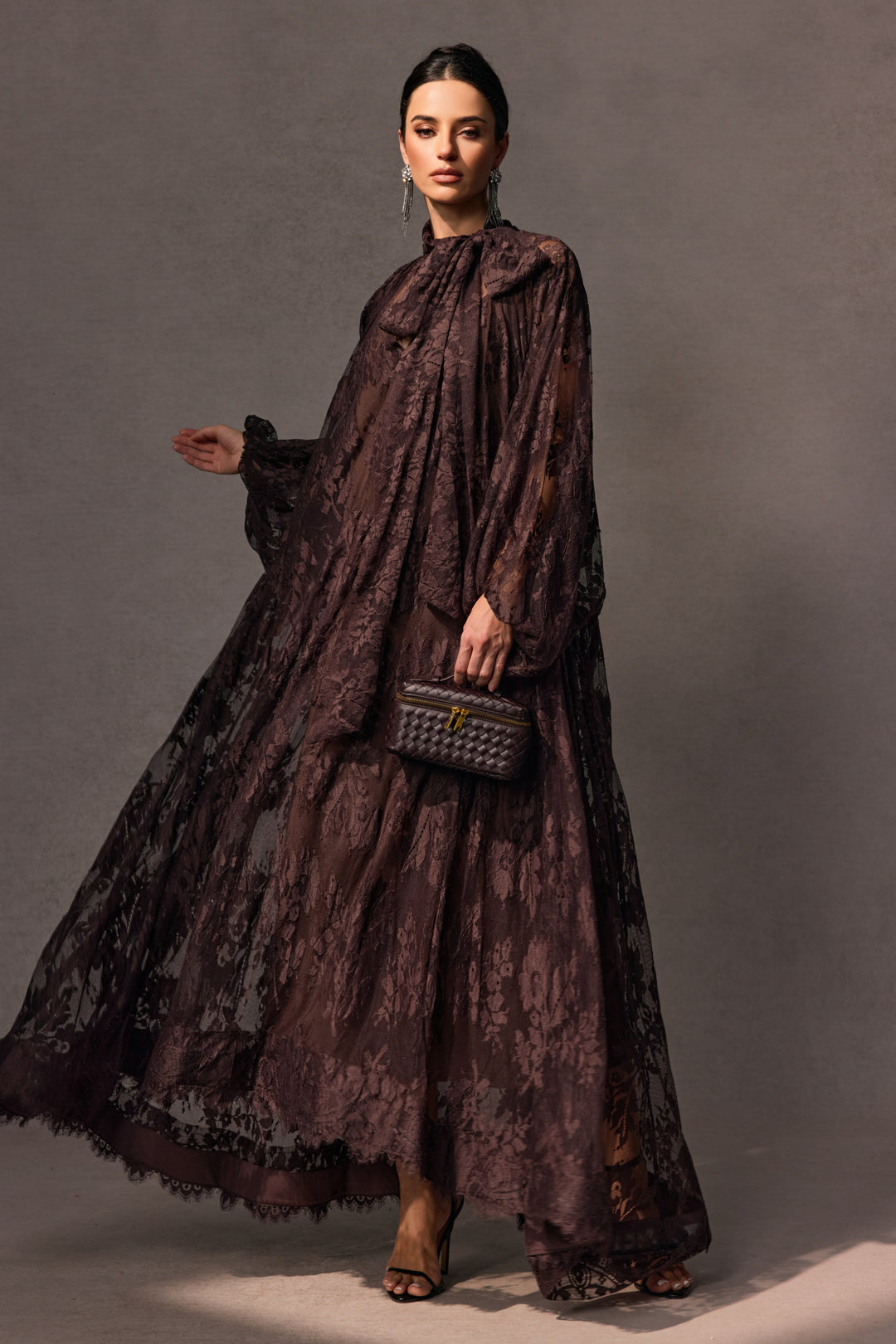 Catharine florales Spitzen-Maxikleid mit Transparenz Vorderansicht