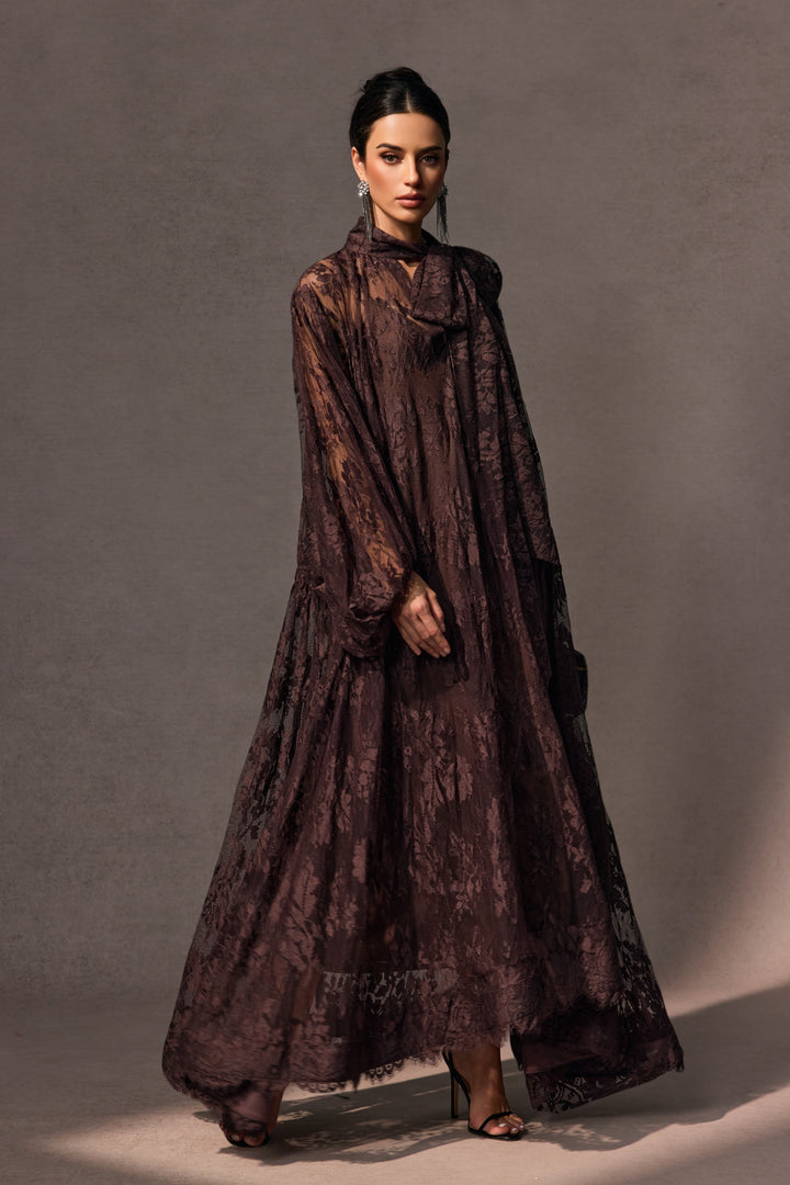 Catharine florales Spitzen-Maxikleid mit Transparenz Model