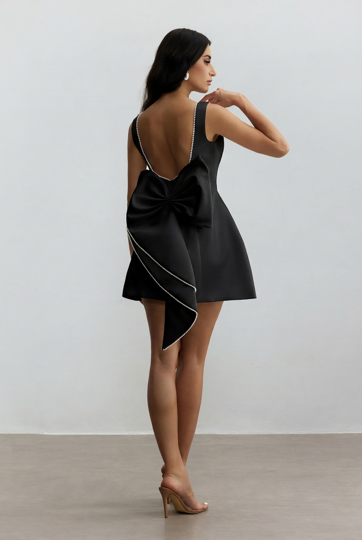 Cecila Schleifen-Perlen Rückenfreies Mini-Kleid Bewegung