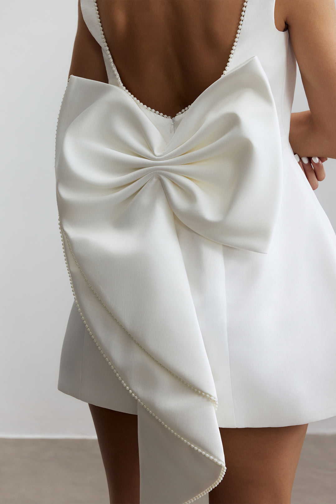 Cecila Schleifen-Perlen Rückenfreies Mini-Kleid Detail Perlen