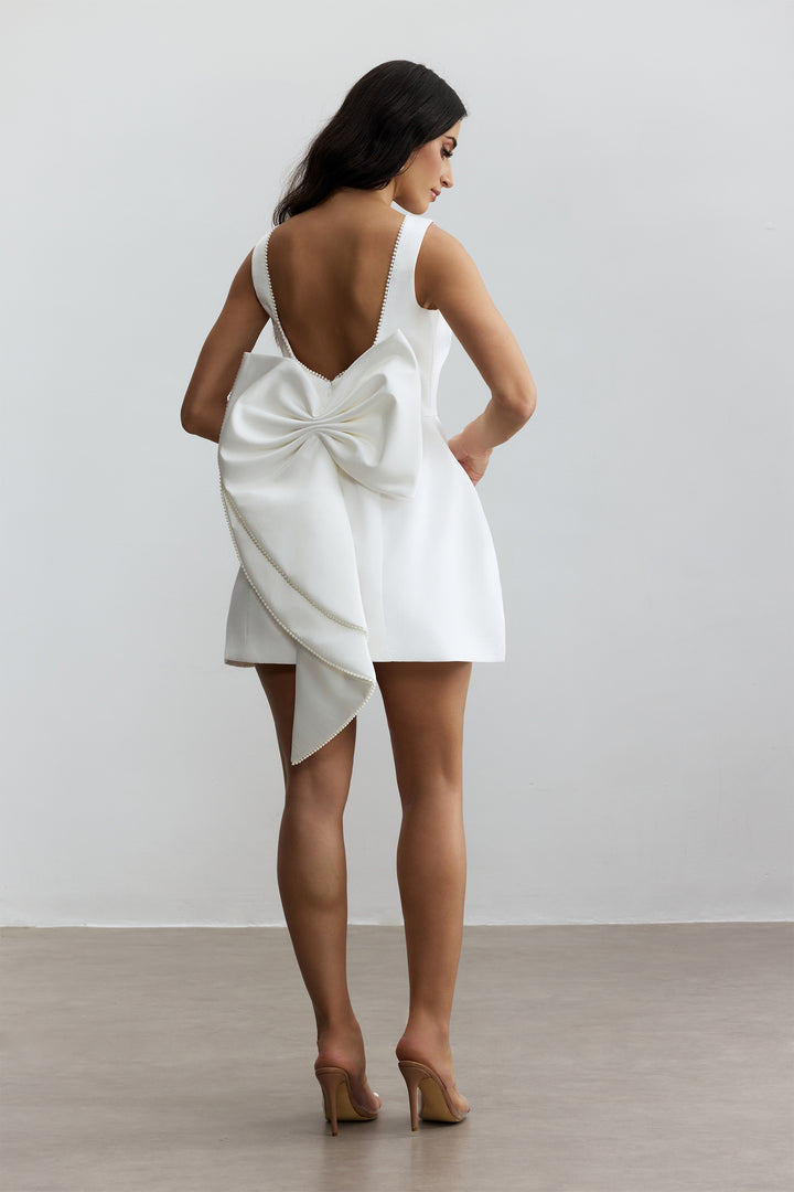 Cecila Schleifen-Perlen Rückenfreies Mini-Kleid Detail Schleife