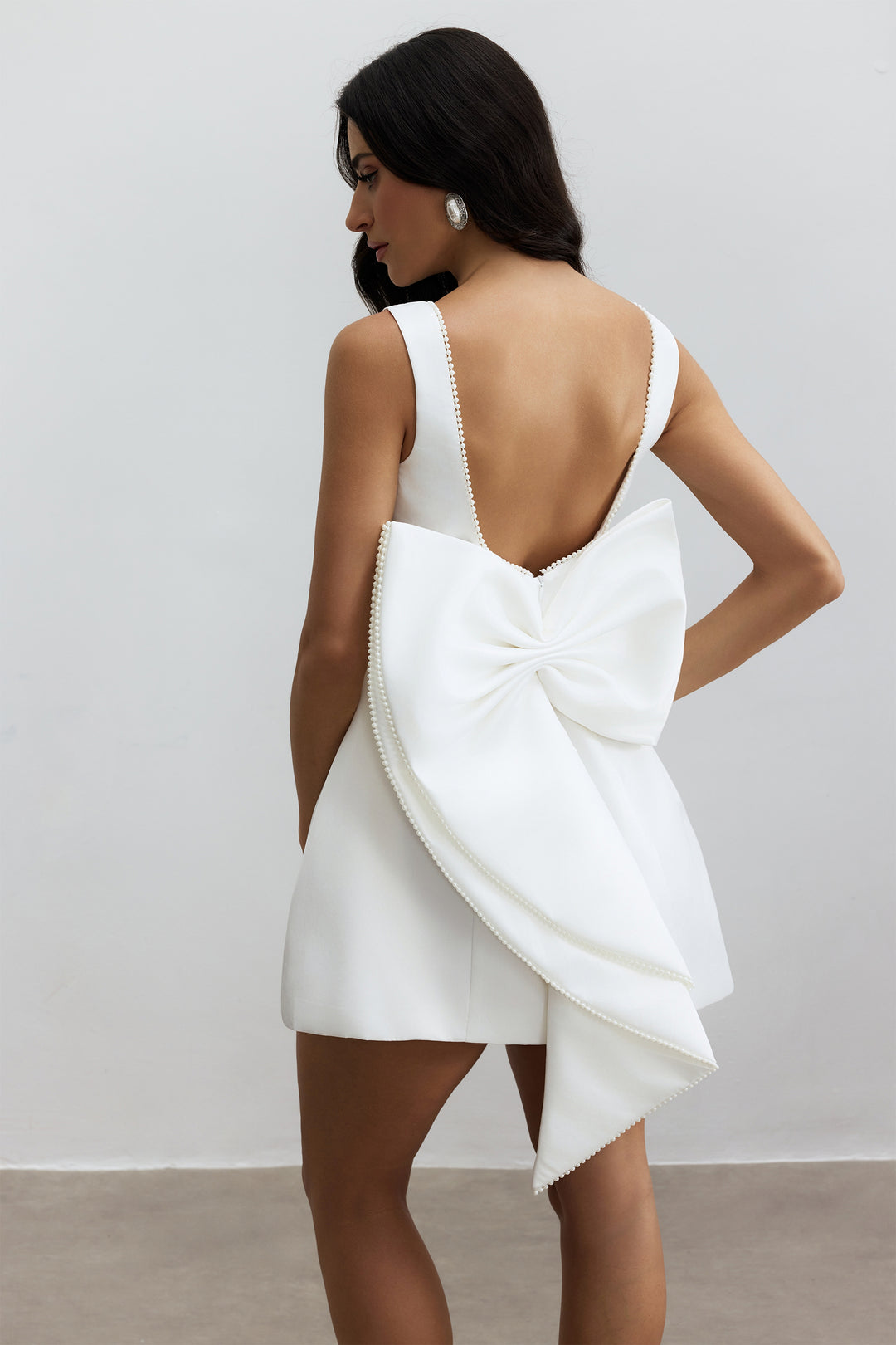 Cecila Schleifen-Perlen Rückenfreies Mini-Kleid auf Model
