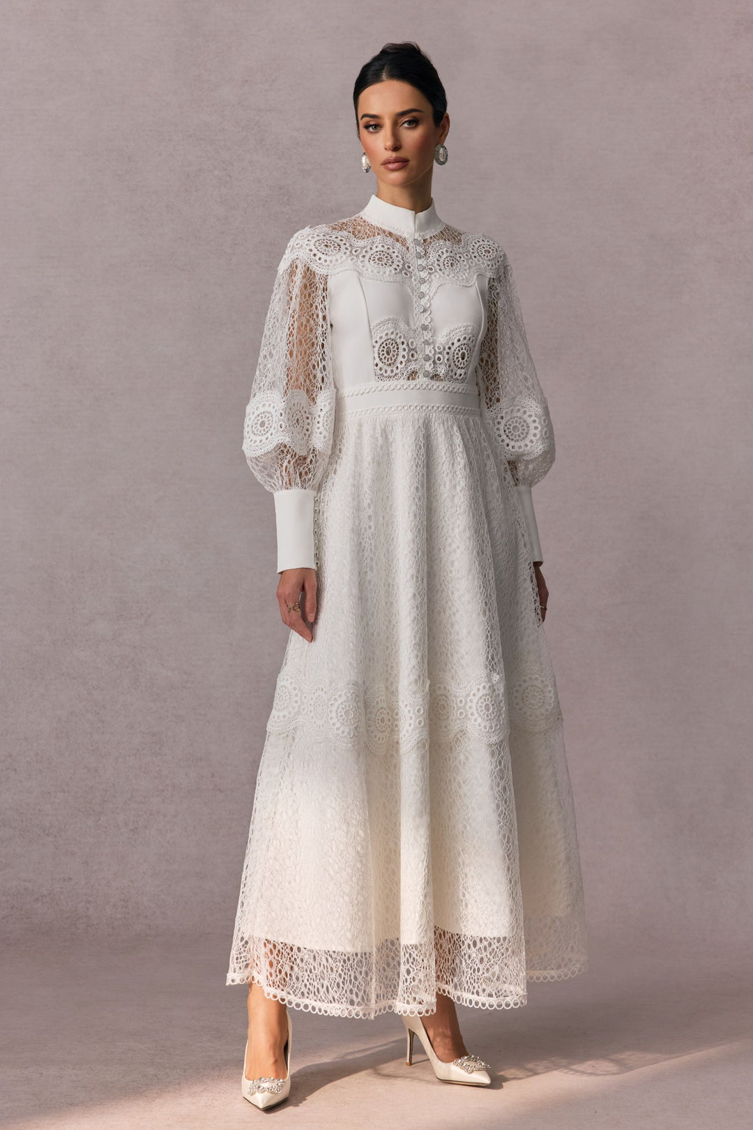 Charlotte elegantes Maxikleid mit hohem Kragen und Puffärmeln aus Spitze - KYMA