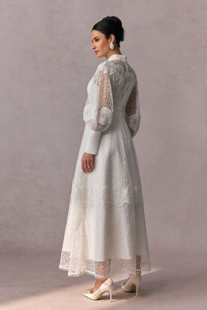 Model trägt das Charlotte Maxikleid - KYMA