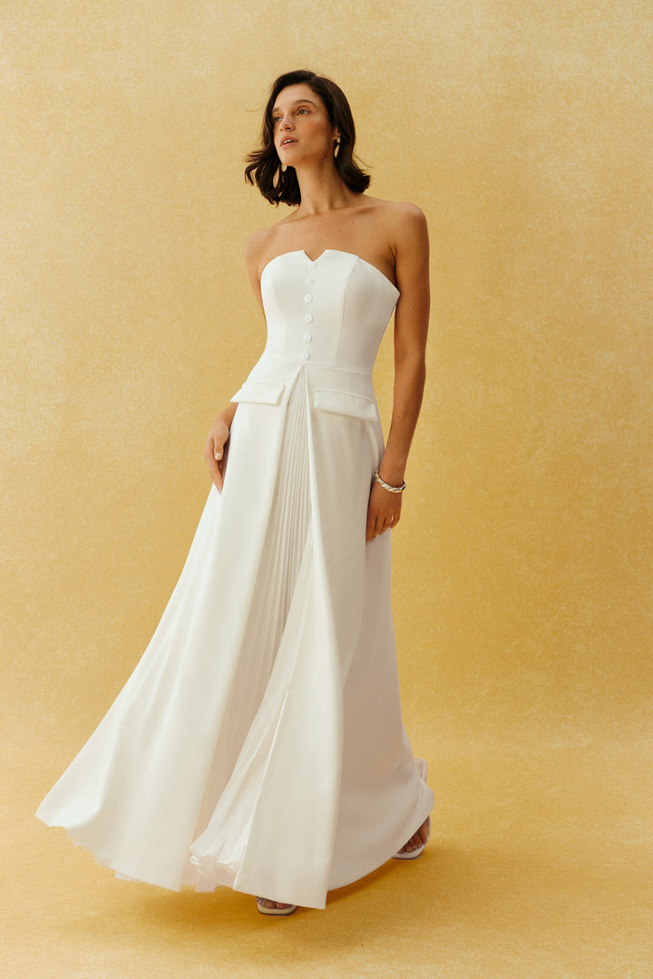 Classic Beauty Weißes trägerloses Maxikleid mit Knopfleiste vorne mit Schmuck - KYMA