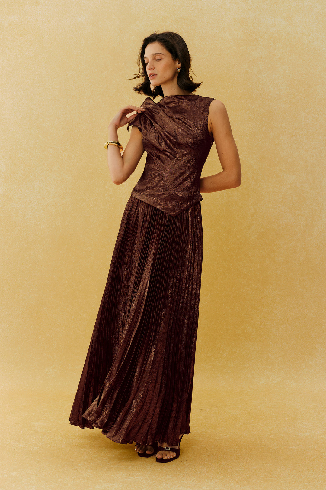Model trägt das braune asymmetrische Maxikleid - KYMA