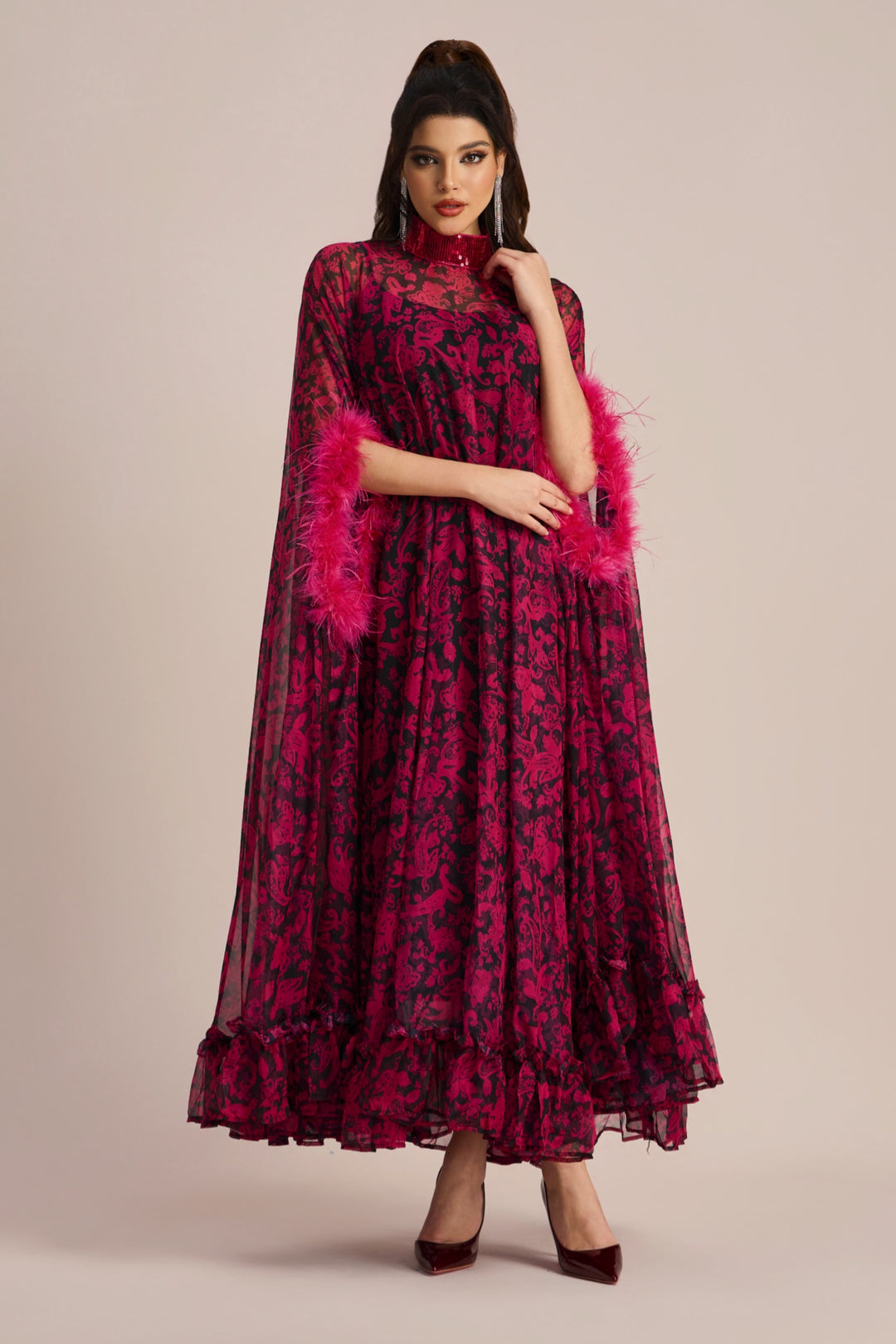 Detailansicht des Paillettenkragens am Maxikleid von KYMA