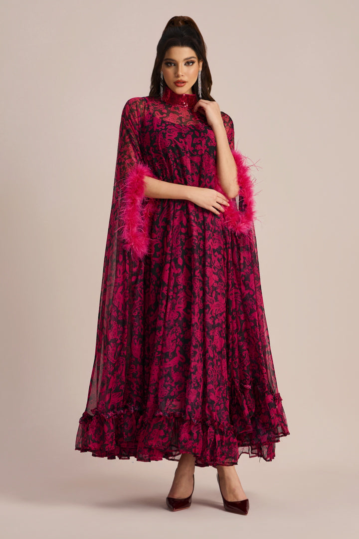 Detailansicht des Paillettenkragens am Maxikleid von KYMA