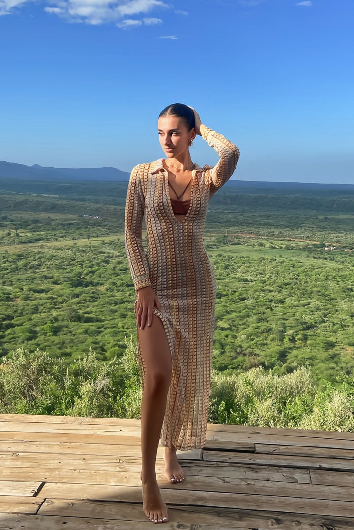 Dawn V-Ausschnitt Maxikleid mit Kragen und Häkeldetail von der Seite - KYMA
