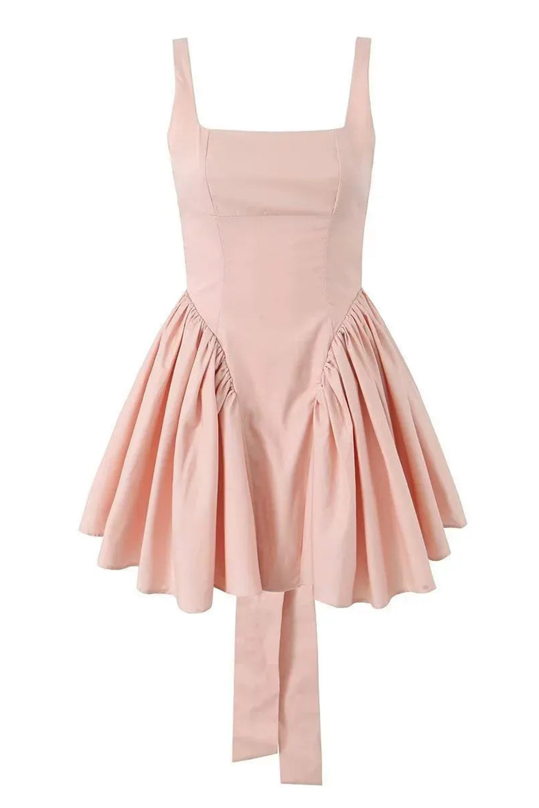 Eine Frau trägt das Debby Kleid bei einem Date - KYMA