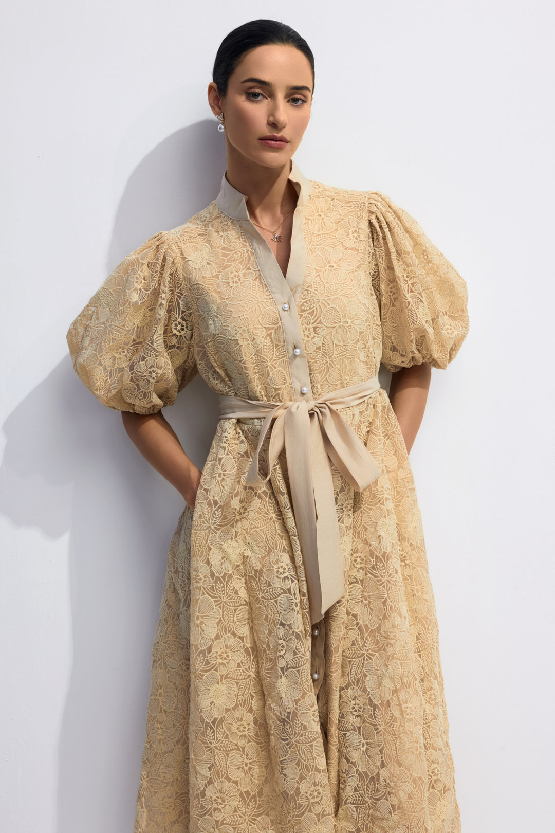 Das Kleid mit Stehkragen und Perlmuttknöpfen - KYMA