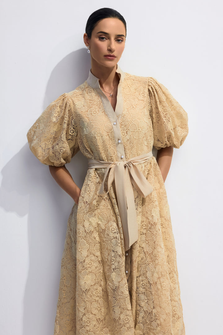 Das Kleid mit Stehkragen und Perlmuttknöpfen - KYMA