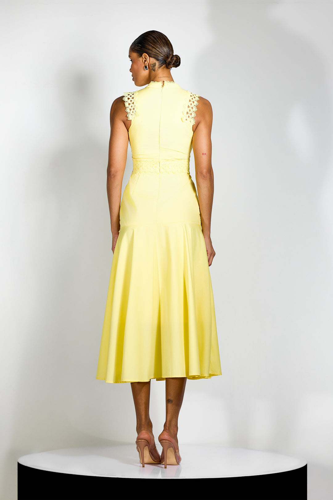Diana Spitzen-Midikleid mit Stehkragen und A-Linie, angezogen von Model