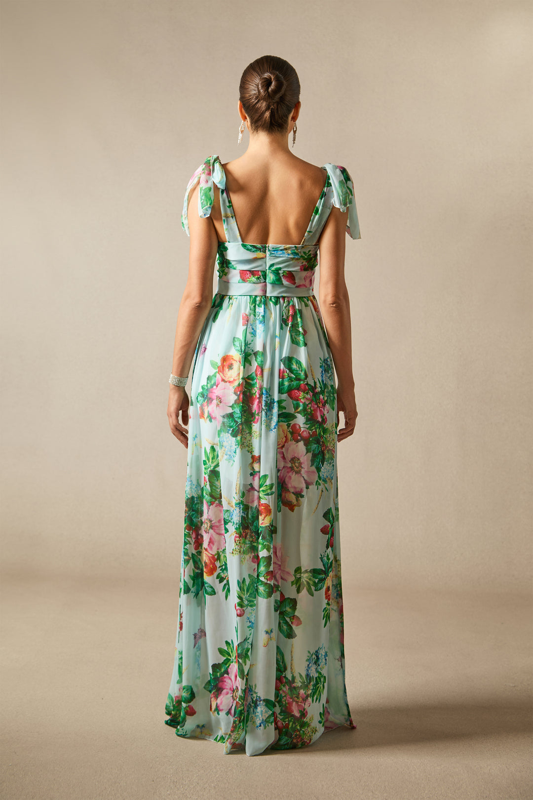 Model trägt Dinah Maxikleid beim Spaziergang - KYMA