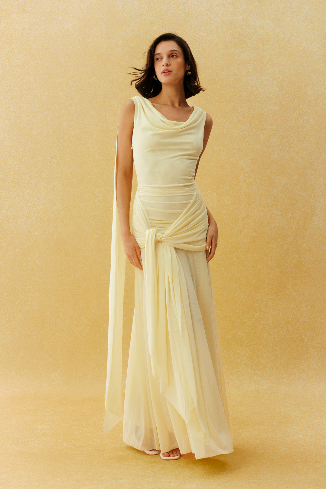 Easy Elegance Gelbes Maxikleid mit Wasserfallausschnitt und Bindegürtel – Vorderansicht
