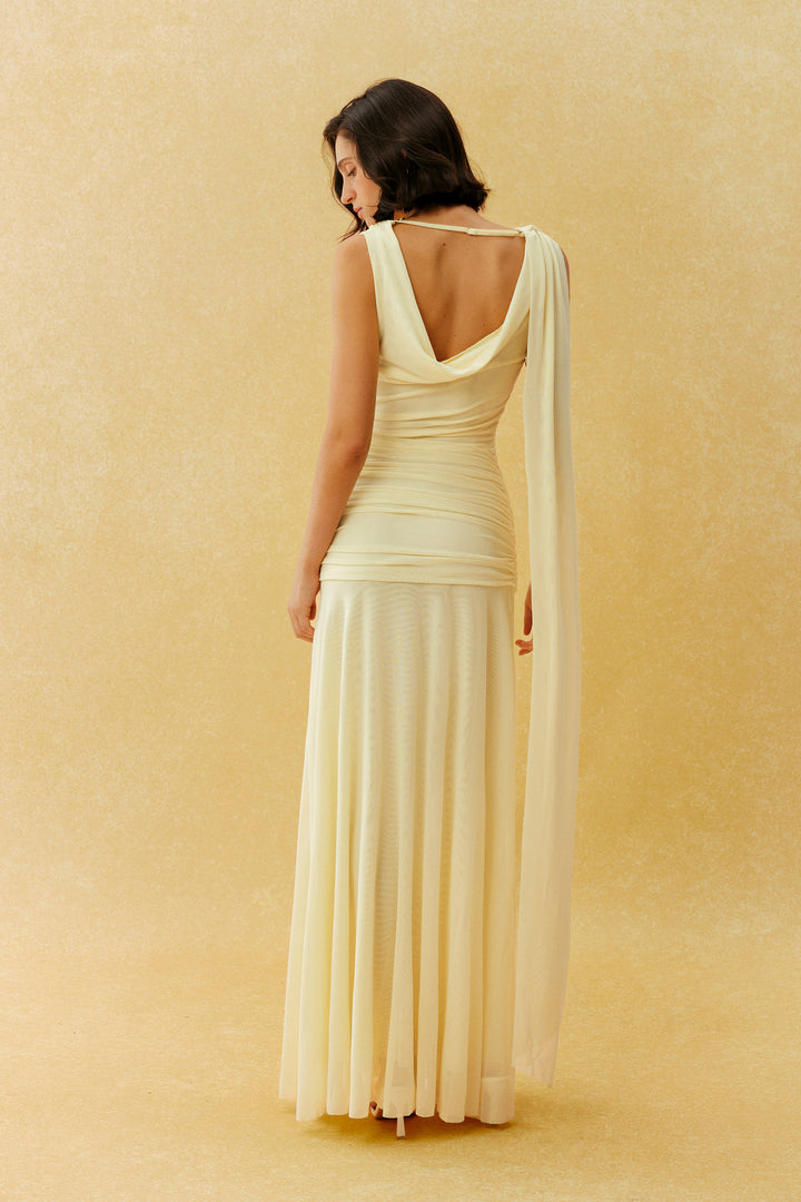 Easy Elegance Gelbes Maxikleid mit Wasserfallausschnitt und Bindegürtel – Detail Ausschnitt