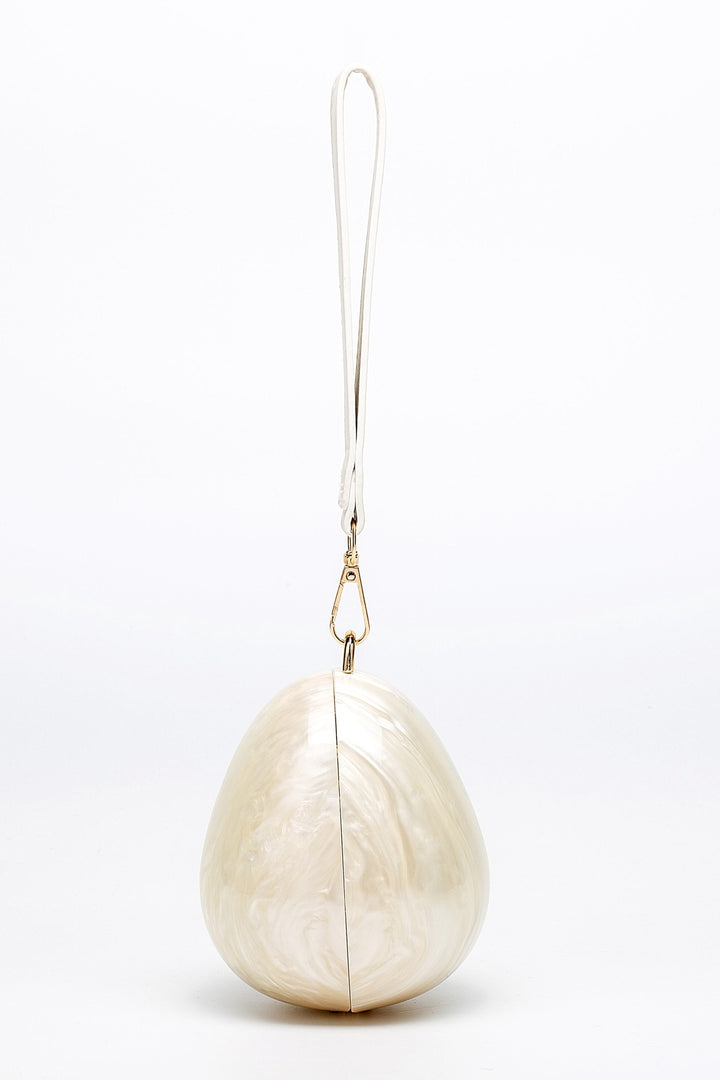 Eier-Tasche mit Perlenriemen im Innenraum