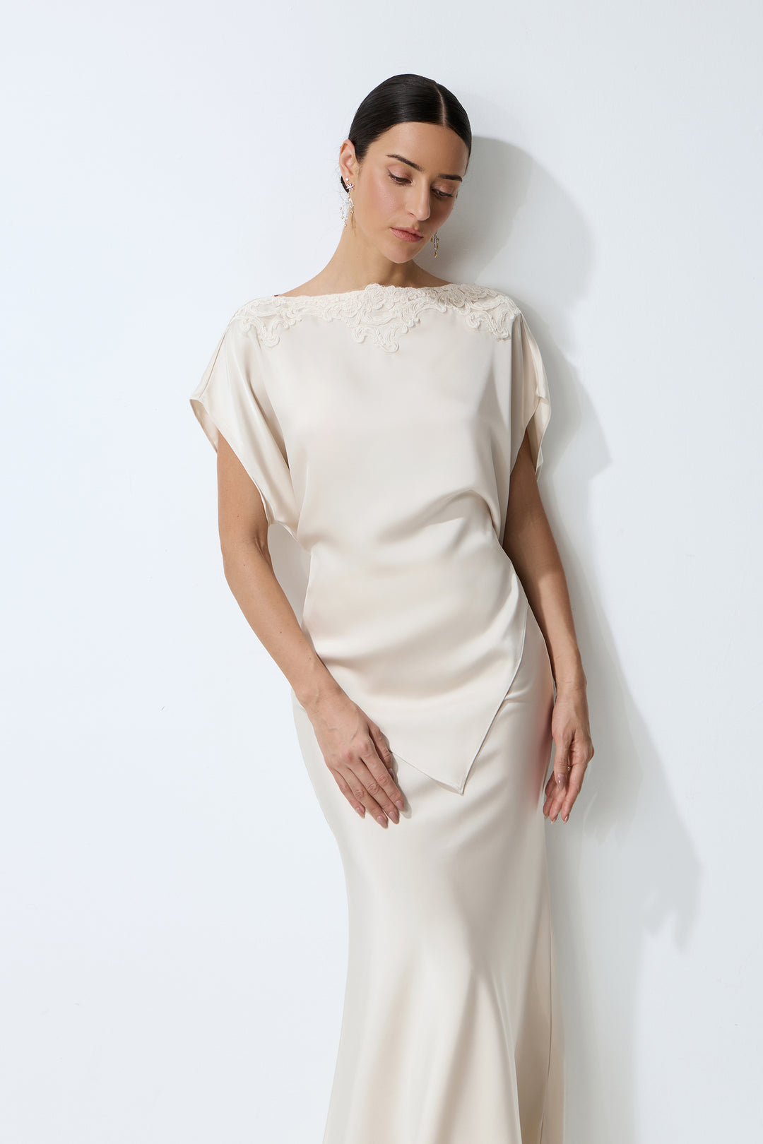 Rein elegantes beiges Satin-Top & Rock-Set mit Spitzenbesatz Rückansicht