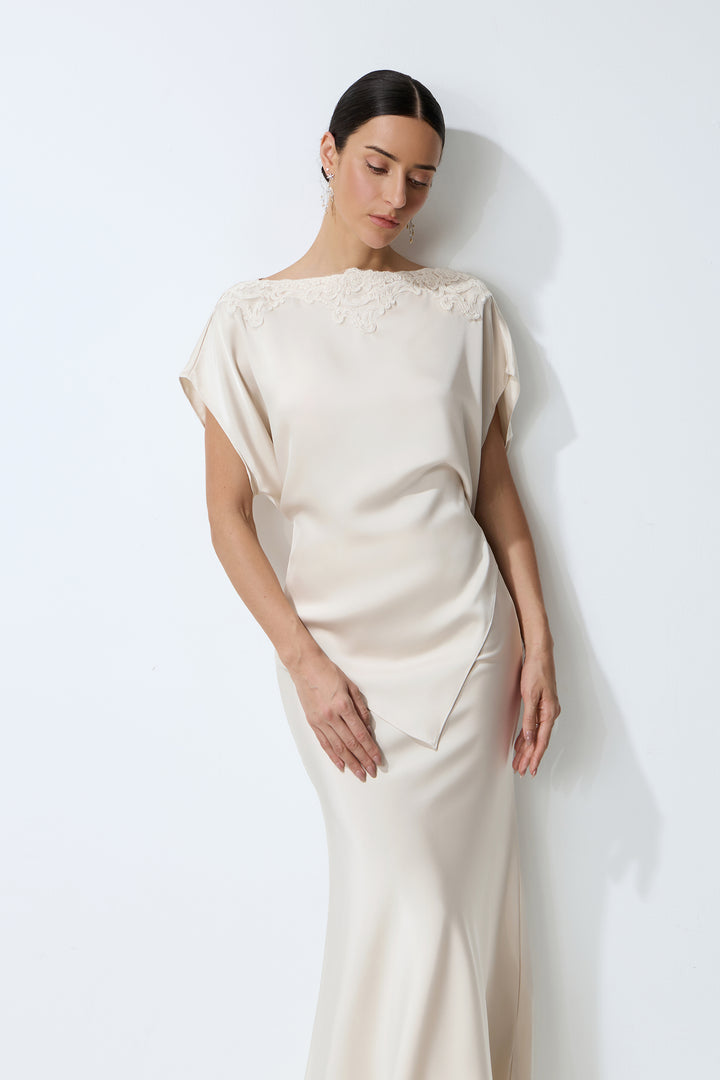 Rein elegantes beiges Satin-Top & Rock-Set mit Spitzenbesatz Rückansicht