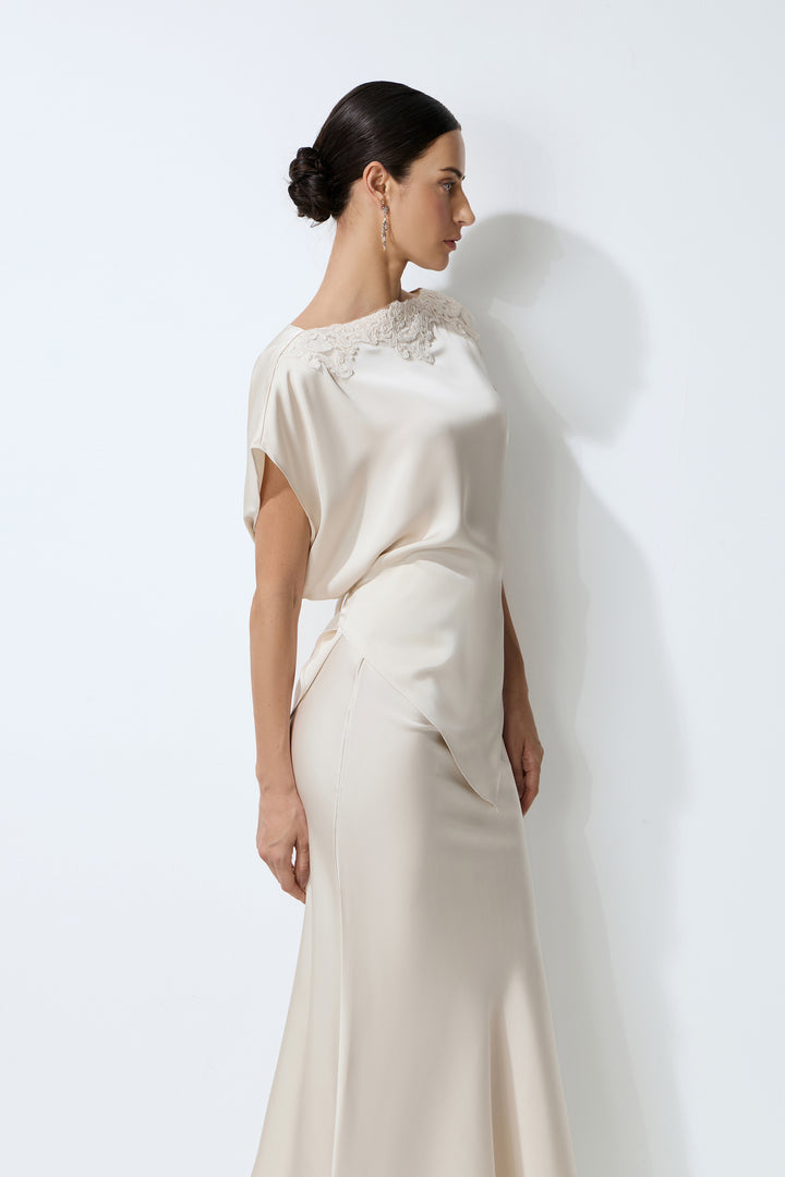 Model trägt das beige Satin-Rock-Set