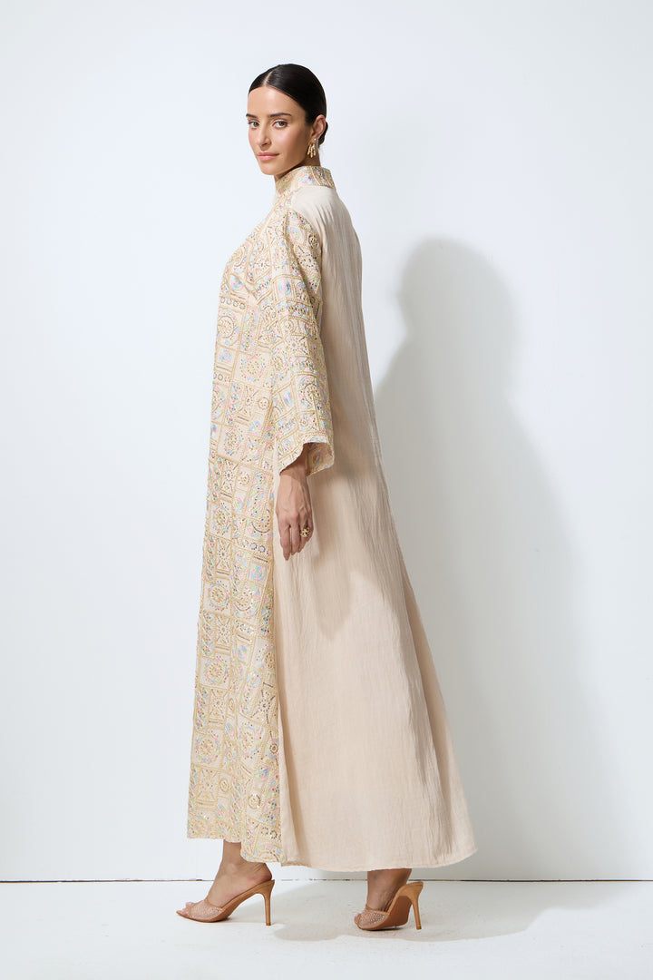 Detailansicht des Kerbkragens mit Quasten am Kaftan-Maxikleid – KYMA