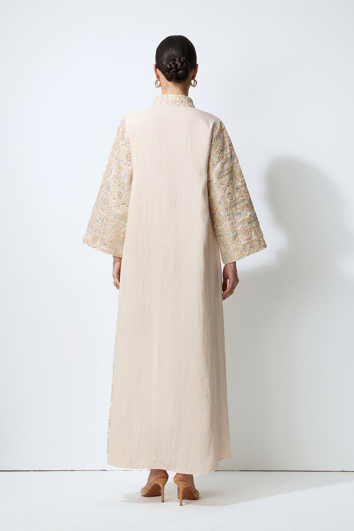 Lockere Ärmel des apricotfarbenen Kaftan-Maxikleides – KYMA