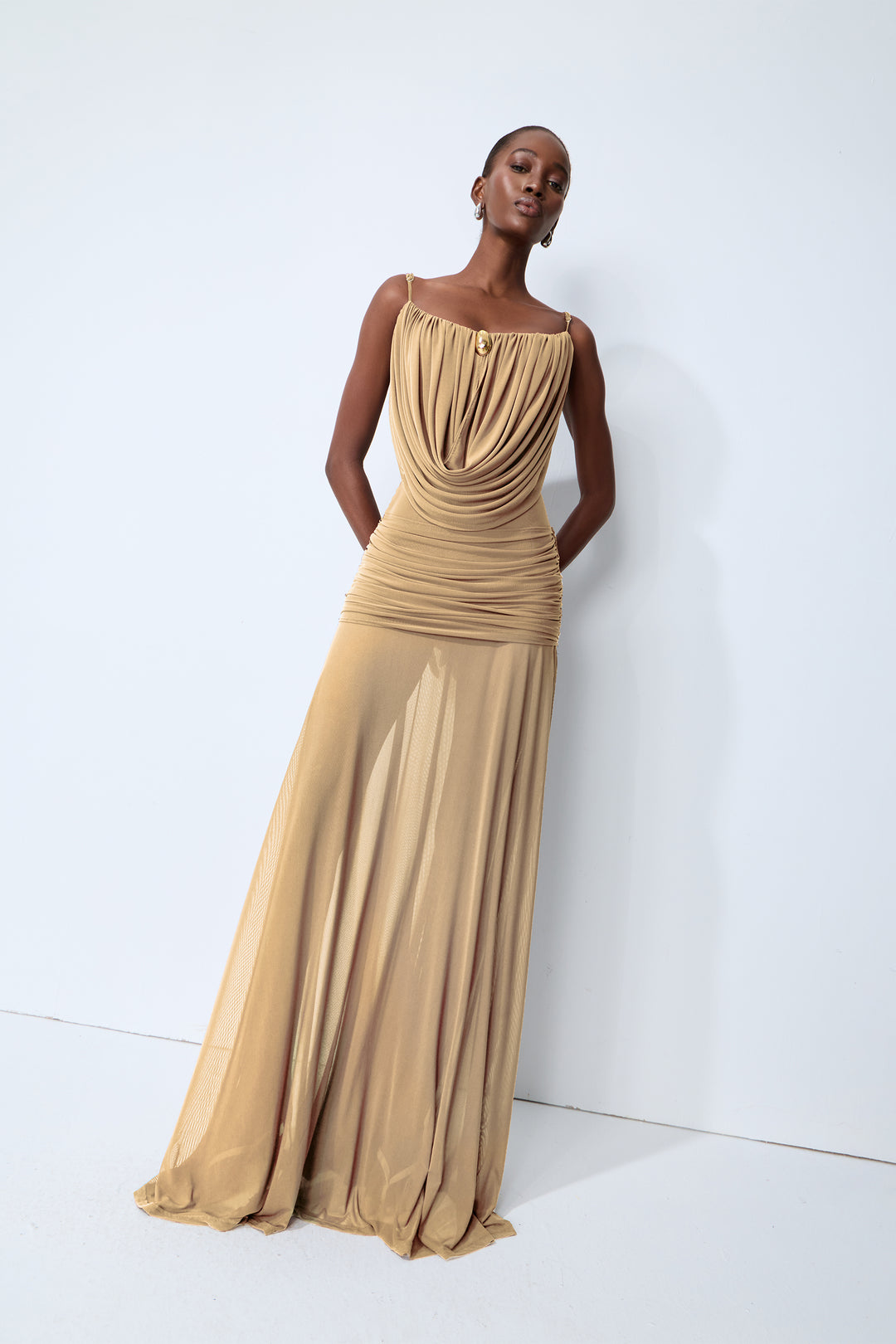 Model trägt Khaki Maxikleid – KYMA