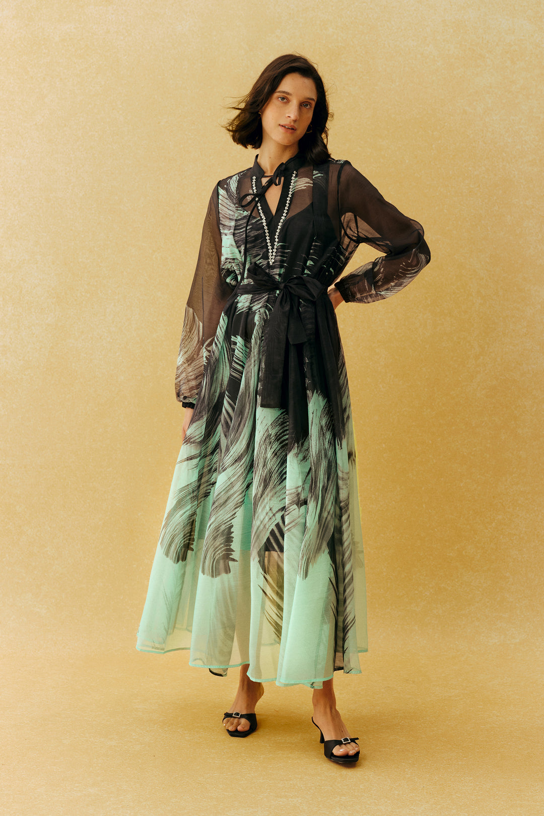 Nahaufnahme des Blättermusters am Kleid - KYMA