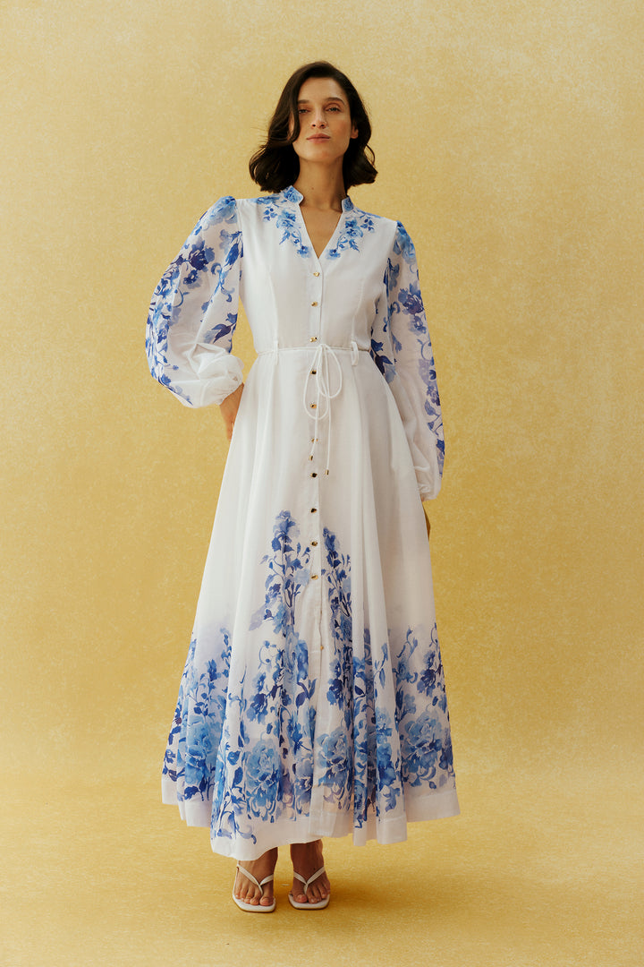 Weißes Maxikleid mit Blumenprint und Stehkragen von KYMA