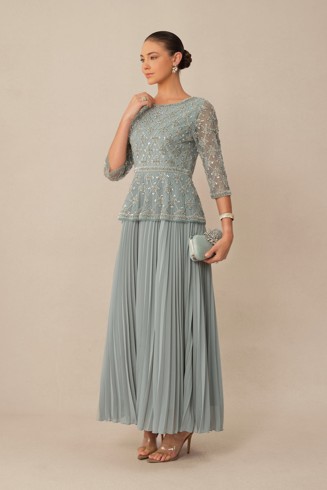 Model trägt das blaue Pailletten-Maxikleid bei einer Veranstaltung - KYMA