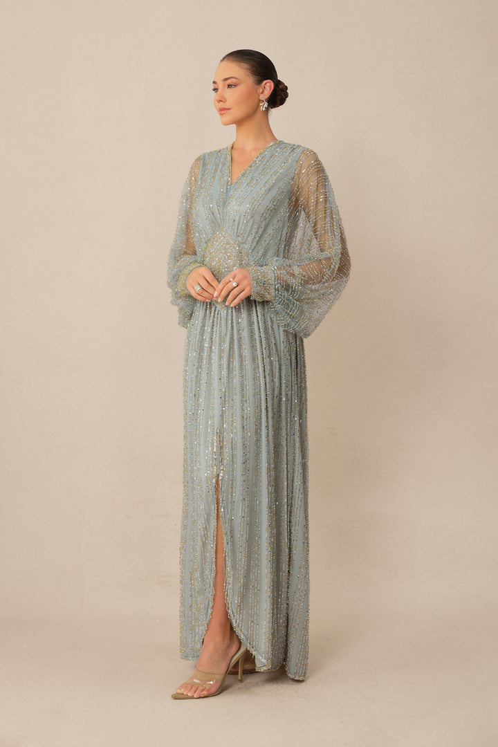 Model trägt das blaue Perlen-Maxikleid - KYMA