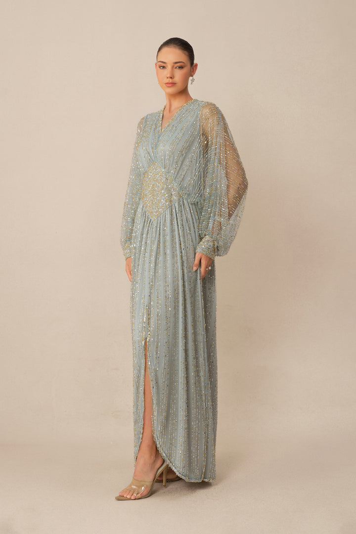 Nahaufnahme des Taillenbandes am blauen Kleid - KYMA