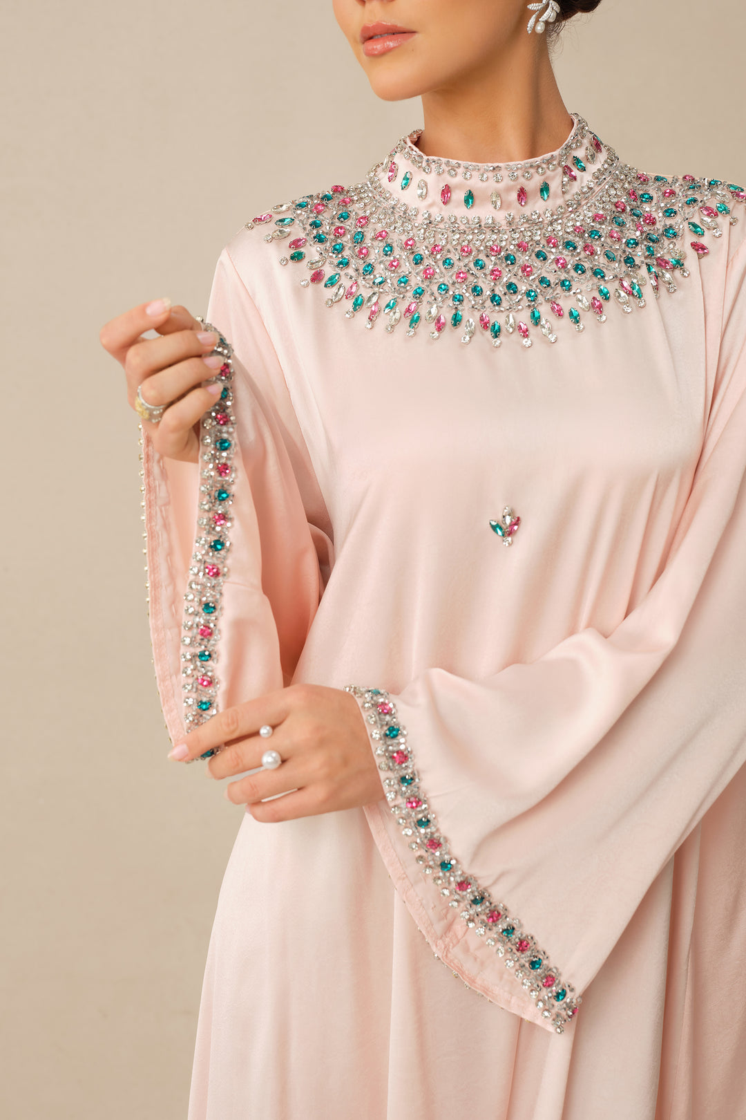 Detailaufnahme des Strasskragens am Maxikleid